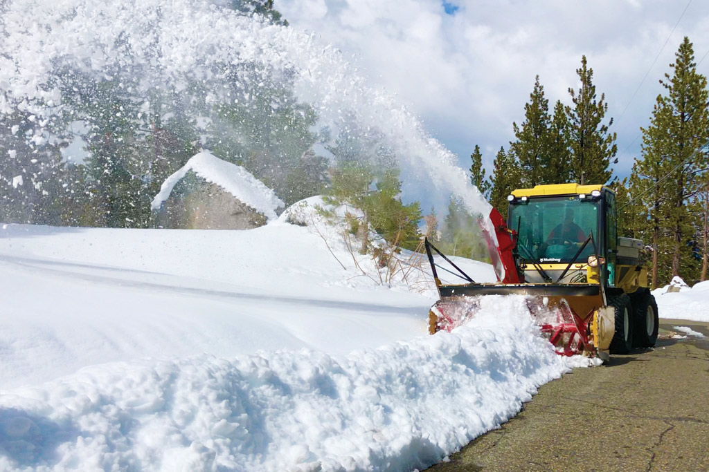 Multihog MH with snow blower in action at Round Hill municipality - feat image